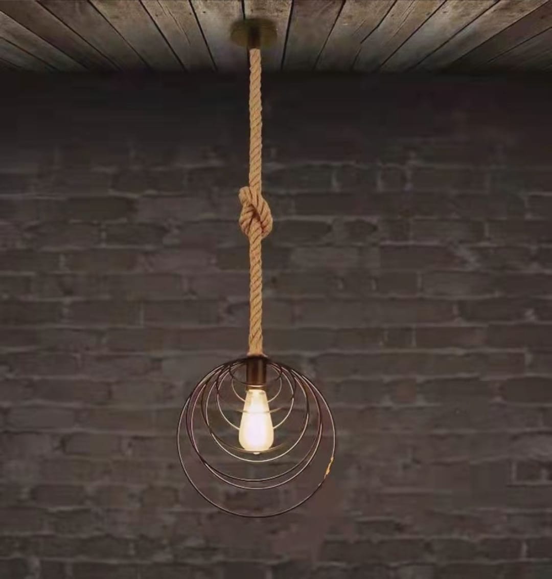 Lampadario a sospensione in corda di ancoraggio con cerchi in ferro